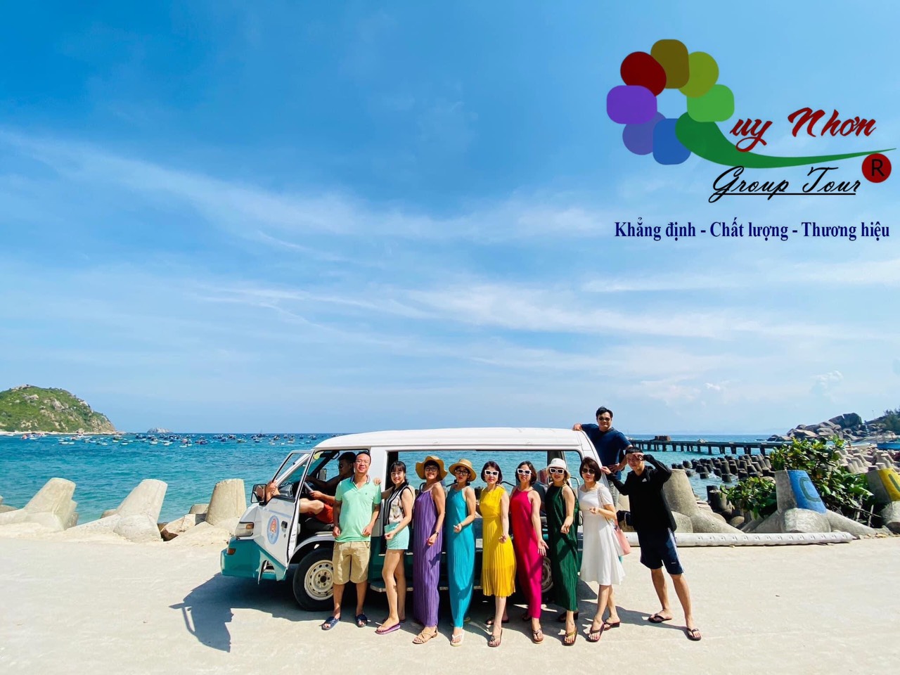 Xe điện di chuyển trên đảo Cù Lao Xanh